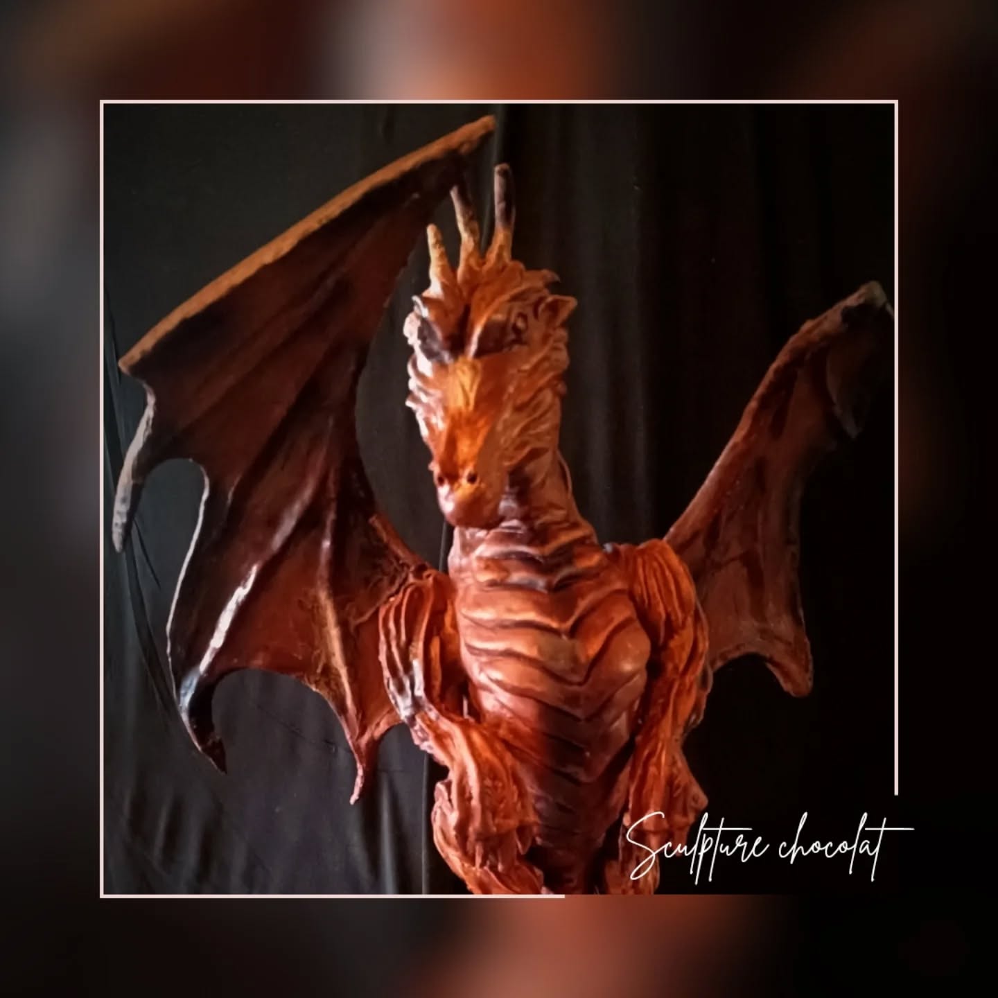 🐉 SCULPTURE EN CHOCOLAT 🐉

Sculpture réalisée lors d'un stage organisé par @coursdepatisserieecole et animé par le chef @cmorelchocolatier 

La pièce fait 85 cm de haut, pour un peu plus de 10kg de chocolat (noir et lait) fourni par @chocolatweiss .

Un grand merci au chef @cyrilsannicolas et à @audreyroit pour l'organisation de ce stage et pour leur super accueil. Un non moins grand merci au chef Christophe Morel pour son aide et ses précieux conseils.

-
#chocolat #sculptureart #sculpturechocolat #chocolateart #drago #lesartsatable #saintfulgent