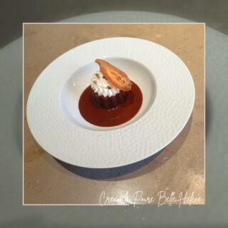🍐 CREAMLE BELLE HÉLÈNE 🍐

Inspiré d'une recette du chef @cyrilsannicolas et revisité :
. Cannelé bordelais
. Poires confites au mirin 🇯🇵
. Crème fouettée (sans sucre)
. Cristaline de poire
. Grué de cacao 
. Sauce chocolat 

Le mirin se marie très bien avec la poire et apporte une douce saveur. Le sucre du dessert est apporté essentiellement par le cannelé. 

-
#creamle #cannelé #poire #chocolatnoir #grué #cremefouettee #cristaline #saintfulgent #lesartsatable
