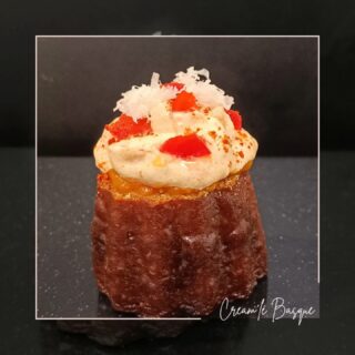 🇯🇵🇫🇷 CREAM'LE BASQUE 🇫🇷🇯🇵

Il y a une semaine, je clôturerai la très belle semaine de présentation des cream'lés pour La Maison Cream'lé à la JR Takashimaya à Nagoya.

Voici le cream'lé basque composé par le chef @cyrilsannicolas : cannelé, fromage de brebis, piperade. Un cannelé salé frais et en rondeur avec une légère chaleur apportée par le piment d'Espelette.

Merci à @carnetgourmand , @boulangeri.0430 , @mamika7935 , @coursdepatisserieecole pour leur confiance.

A bientôt au Japon où ailleurs.

--
1週間前、名古屋JRタカシマヤにて「La Maison Cream’lé」のクリームレを紹介する、とても素晴らしい一週間を締めくくりました。

こちらはシェフ @cyrilsannicolas が作り上げた「バスク風クリームレ」です。
カヌレ、羊乳チーズ、ピペラードを合わせた一品で、フレッシュでまろやかな塩味のカヌレに、エスプレット唐辛子のほのかな辛みがアクセントになっています。

ご信頼いただいた @carnetgourmand , @boulangeri.0430 , @mamika7935 , @coursdepatisserieecole に感謝いたします。

また日本、あるいは他の場所でお会いしましょう。

--
#japon #nihon #creamle #nagoya #lesartsatable #saintfulgent