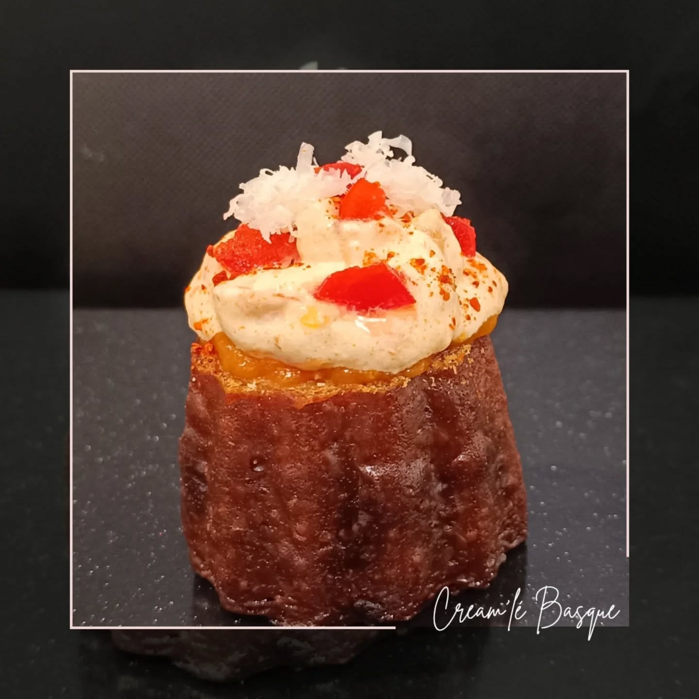 🇯🇵🇫🇷 CREAM'LE BASQUE 🇫🇷🇯🇵
Il y a une semaine, je clôturerai la très belle semaine de présentation des cream'lés pour La Maison Cream'lé à la JR Takashimaya à Nagoya.
Voici le cream'lé basque composé par le chef @cyrilsannicolas : cannelé, fromage de brebis, piperade. Un cannelé salé frais et en rondeur avec une légère chaleur apportée par le piment d'Espelette.
Merci à @carnetgourmand , @boulangeri.0430 , @mamika7935 , @coursdepatisserieecole pour leur confiance.
A bientôt au Japon où ailleurs.
--
1週間前、名古屋JRタカシマヤにて「La Maison Cream’lé」のクリームレを紹介する、とても素晴らしい一週間を締めくくりました。
こちらはシェフ @cyrilsannicolas が作り上げた「バスク風クリームレ」です。
カヌレ、羊乳チーズ、ピペラードを合わせた一品で、フレッシュでまろやかな塩味のカヌレに、エスプレット唐辛子のほのかな辛みがアクセントになっています。
ご信頼いただいた @carnetgourmand , @boulangeri.0430 , @mamika7935 , @coursdepatisserieecole に感謝いたします。
また日本、あるいは他の場所でお会いしましょう。
--
#japon #nihon #creamle #nagoya #lesartsatable #saintfulgent