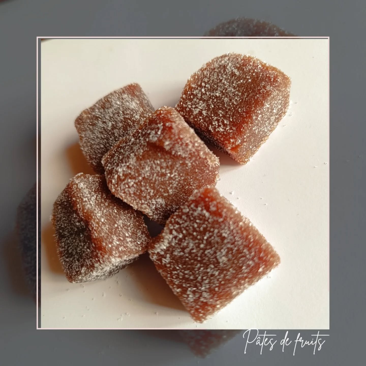 🎄 PATES DE FRUITS 🎄

Nos pâtes de fruits associent de belles purées de fruits et du chocolat blanc. Elles sont un peu moins sucrées et ont ce petit goût crémeux et fruité unique.

Cette année nous avons au choix : fraises ou mangue.

-
#patedefruit #fraise #mangue #confiserie #bonbon #lesartsatable #saintfulgent