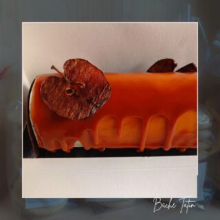 🎄 BUCHE TATIN 🎄

Biscuit madeleine 
Pommes rissolées et flambées au rhum
Caramel beurre salé 
Mousse vanille 

-
#buchedenoel #christmascake #pomme #vanille #caramel
