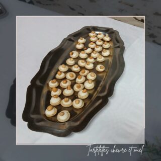 🦌 TARTELETTE CHÈVRE & MIEL 🦌

Crème de chèvre frais, miel de châtaignier, sablé au thym, noisette torréfiée.

-
#fromagedechevre #mieldechâtaignier #noisette #lesartsatable #saintfulgent