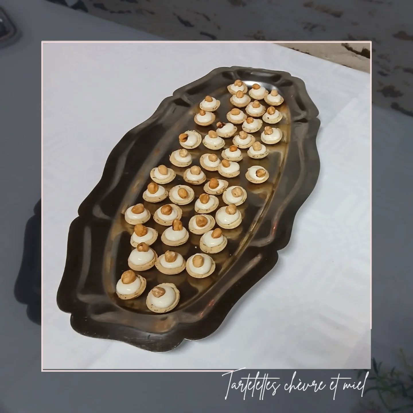 🦌 TARTELETTE CHÈVRE & MIEL 🦌

Crème de chèvre frais, miel de châtaignier, sablé au thym, noisette torréfiée.

-
#fromagedechevre #mieldechâtaignier #noisette #lesartsatable #saintfulgent