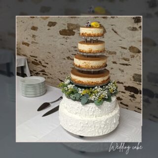 💍👰 WEDDING CAKE 💍👰

Base masquée et fleurie.
Biscuits pain d'épices 
Insert oranges pupleuses
Mousse fève de tonka
Glaçage caramel beurre salé 
Noisettes torréfiés 

-
#weddingcakeflowers #orange #epices #lesartsatable #saintfulgent