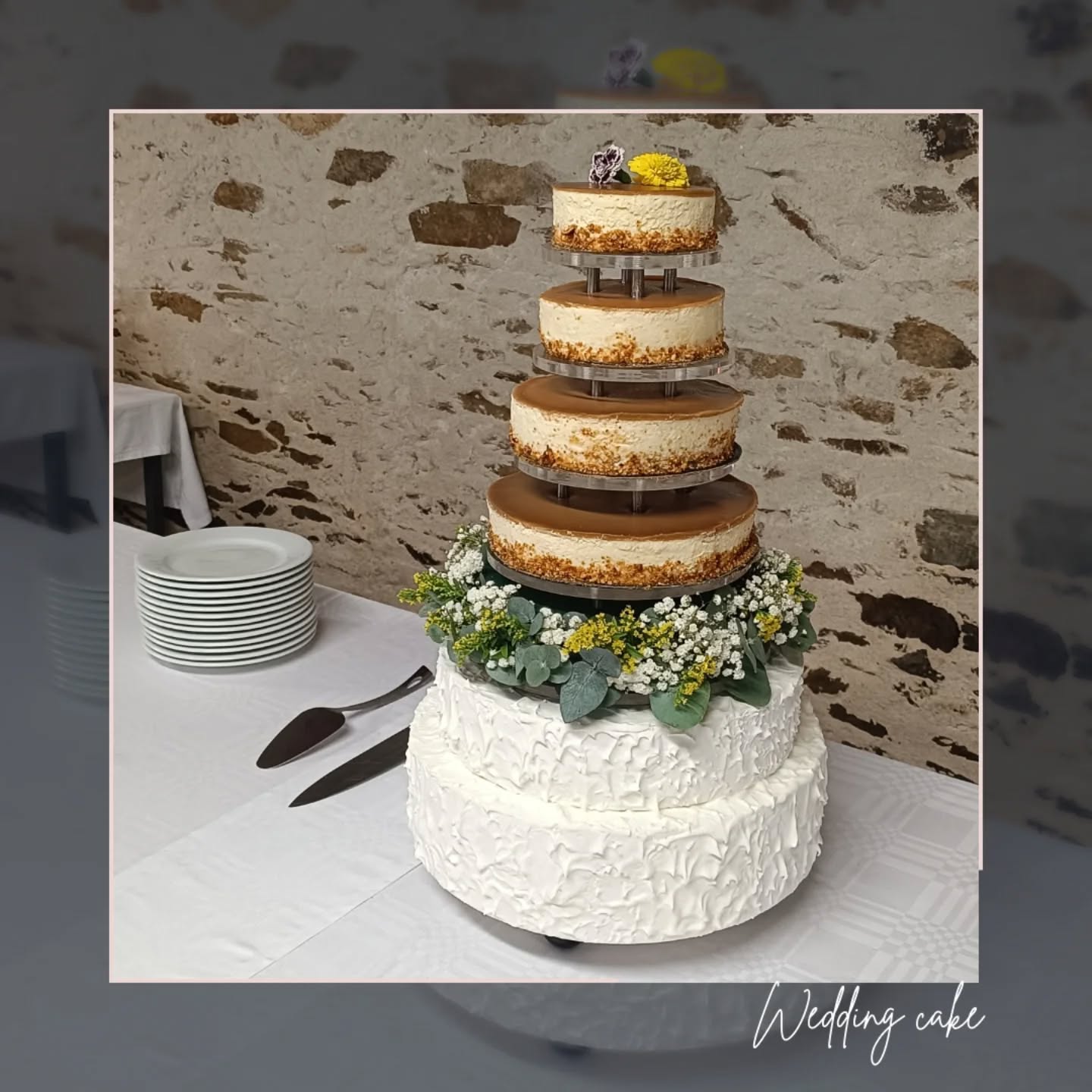 💍👰 WEDDING CAKE 💍👰

Base masquée et fleurie.
Biscuits pain d'épices 
Insert oranges pupleuses
Mousse fève de tonka
Glaçage caramel beurre salé 
Noisettes torréfiés 

-
#weddingcakeflowers #orange #epices #lesartsatable #saintfulgent