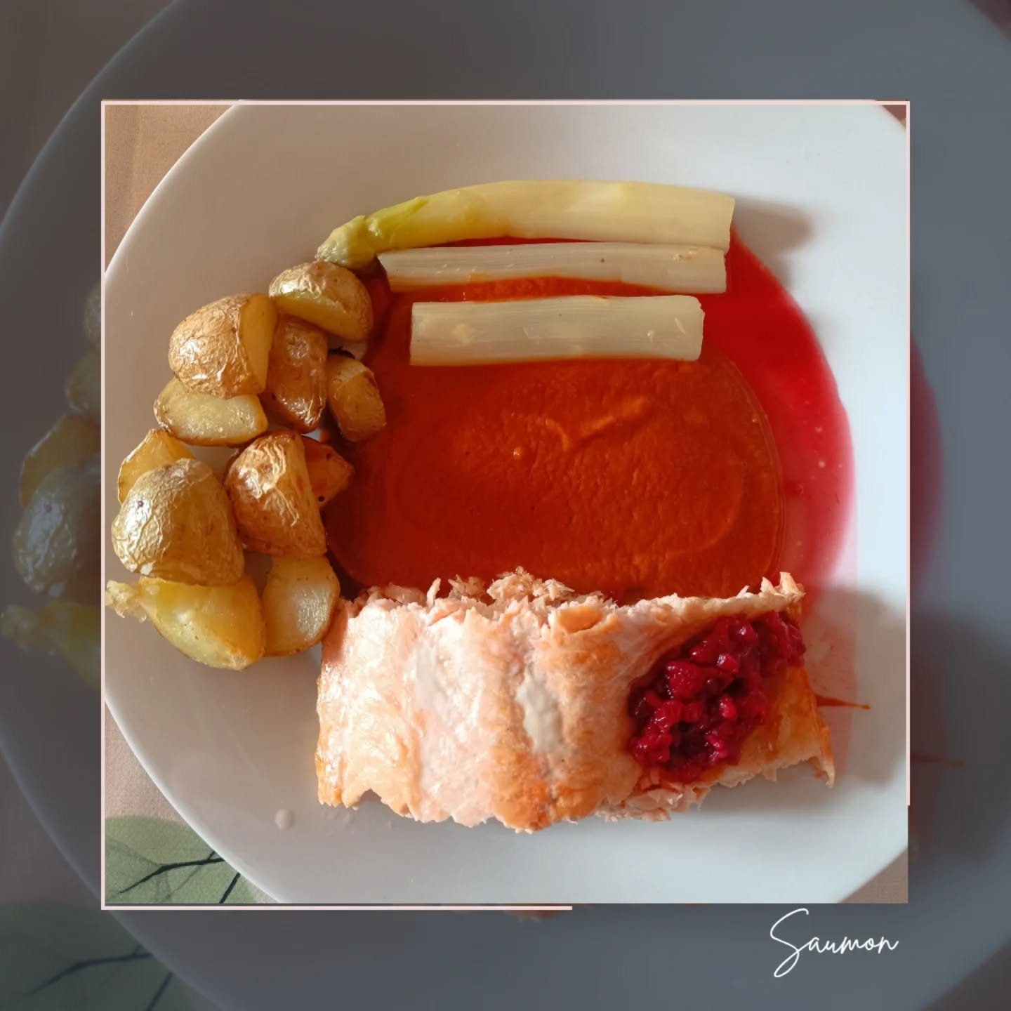 🐟 SAUMON ASPERGES FRAMBOISES 🐟

Saumon grillé 
Bisque de crevettes 
Asperges 
Pommes de terre rôties 
Pickles de framboises 

-
#saumon #asperge #framboise #lesartsatable #saintfulgent