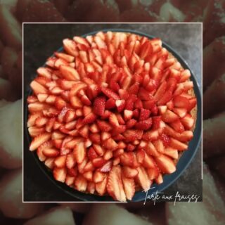 🍓 TARTE AUX FRAISES et verveine 🍓 

Il en reste encore quelques unes et elles sont délicieuses. Alors rien de plus gourmand qu'une bonne et belle tarte aux fraises saupoudrée de verveine. Un joli petit mariage en bouche.

-
#tarteauxfruits #tarteauxfraises #fraise #verveine #tarte #lesartsatable #saintfulgent