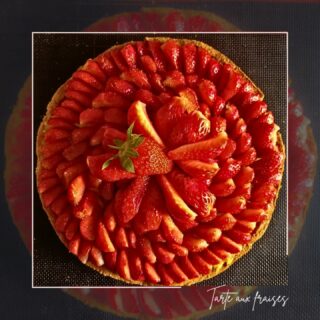 🍓 TARTE AUX FRAISES 🍓 

C'est la saison !!! Et rien de tel pour jouer un peu avec les saveurs.

Nous avons donc :
- une pâte sablée aux zestes de citron 
- une crème nicolate à la fève de tonka
- de bonnes fraises fraîches saupoudrées légèrement de fèves de tonka

Et très peu de sucre.
-
#fraise #tarteauxfraises #sablé #strawberry #lesartsatable