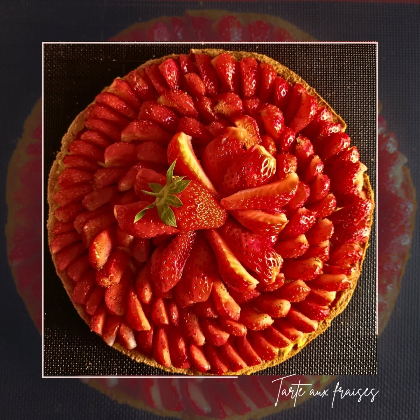 🍓 TARTE AUX FRAISES 🍓 

C'est la saison !!! Et rien de tel pour jouer un peu avec les saveurs.

Nous avons donc :
- une pâte sablée aux zestes de citron 
- une crème nicolate à la fève de tonka
- de bonnes fraises fraîches saupoudrées légèrement de fèves de tonka

Et très peu de sucre.
-
#fraise #tarteauxfraises #sablé #strawberry #lesartsatable