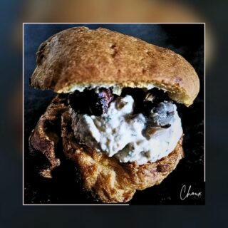 🐌CHOIX ESCARGOT 🐌 

Un petit choux tout simple pour mettre en relief les escargots bio de la maison Royer aux Herbiers.

Une crème montée à l'ail noir et au persil, un petite noix torréfiée et quelques escargots.

-
#escargot #choux #cremefouettee #ailnoir #lesherbiers #maisonroyer #persil #aperitif #saintfulgent #lesartsatable