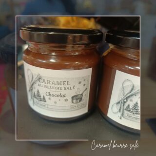 🎄 CARAMELS AU BEURRE SALÉ 🎄

Quelques nouveautés cette année en plus du traditionnel Caramel beurre salé nature :
- caramel beurre salé chicorée et café (pour les amateurs de café au lait)
- caramel beurre salé chocolat (pour les fans de carambar)
- caramel beurre salé infusion fruits rouges (un tout en un)
- caramel beurre salé saveur vin chaud (toute la magie de Noël dans un caramel)

-
#caramelaubeurresalé #caramel #vinchaud #chocolatnoir #marchedenoel #christmasmarkets #saintfulgent #lesartsatable