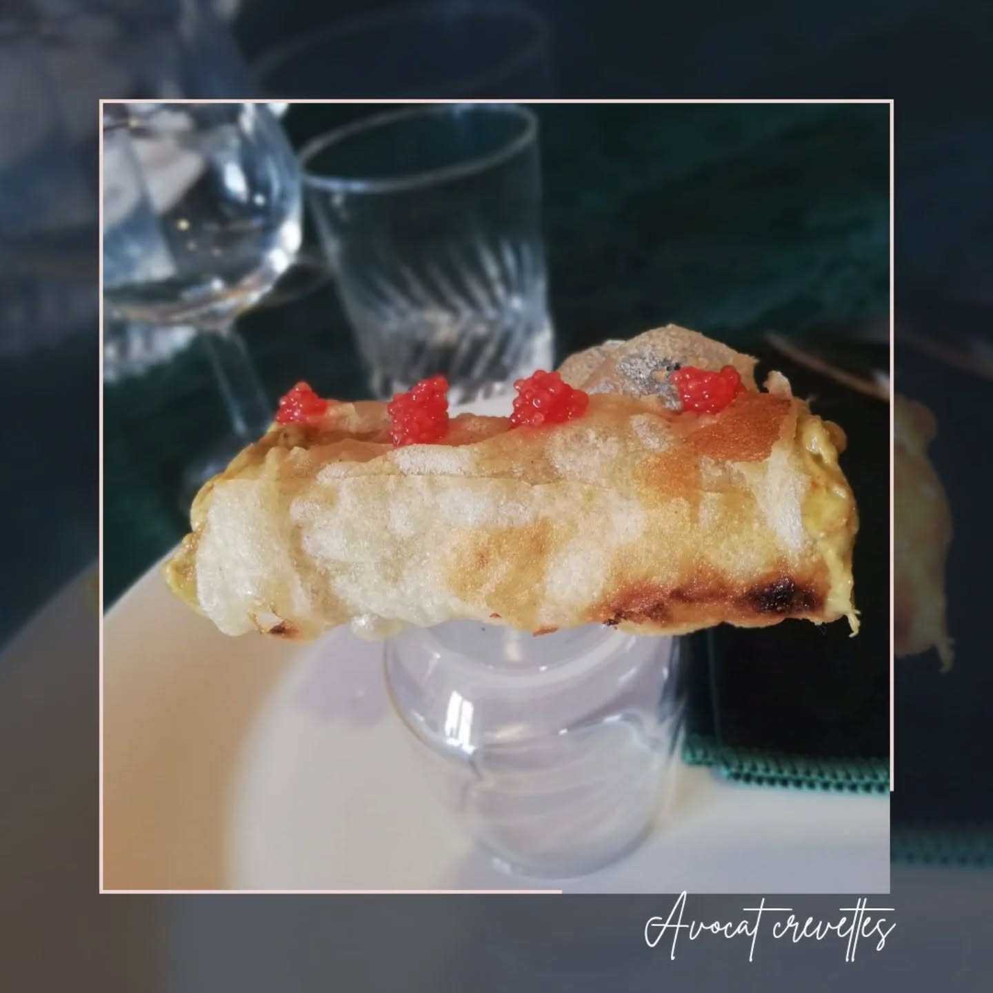 🥑🦐 AVOCAT CREVETTES 🦐🥑

Revisite de l'avocat crevettes :
- guacamole 
- crevettes roses marinées aux agrumes 
- cylindre de feuilles de riz frit
- oeufs de poisson 

-
#entreefroide #lesartsatable #saintfulgent #avocat #crevettes