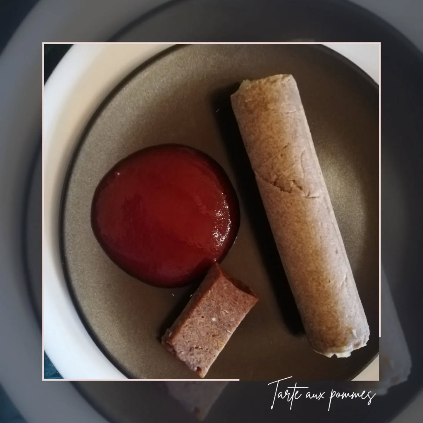 🍎 TARTE AUX POMMES 🍎

Un peu revisitée..

Cylindre de spéculoos fourré de pommes poêlées et flambées. Pâte de dattes. Coulis de fruits rouges.

-
#tarteauxpommes #speculoos #pommespoelées #lesartsatable #saintfulgent