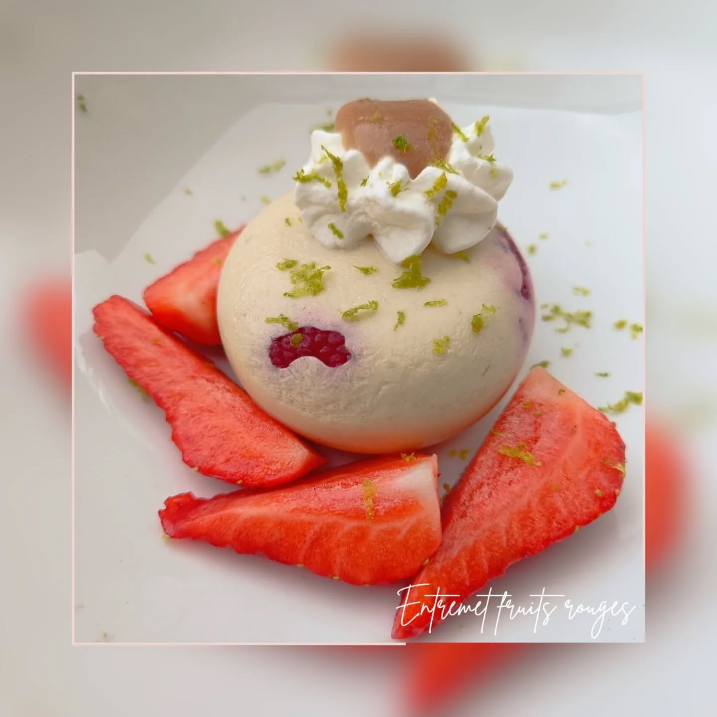🍓 ENTREMET FRUITS ROUGES 🍓

Et plus exactement bavaroise rhubarbe avec des framboises, biscuit amande, compotée de rhubarbe, chantilly et fraises fraîches.

-
#entremet #rhubarbe #framboise #fraise #biscuitamande #dessertalassiette