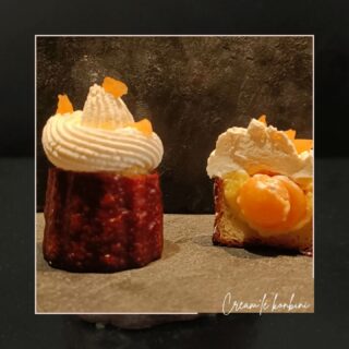 🇯🇵🇫🇷 CREAM'LE KONBINI 🇫🇷🇯🇵

Si vous êtes allé au Japon, vous n'avez pas pu échapper aux Konbini tellement ils sont ancrés dans le paysage. Avec des Family mart, 7 eleven et autres  marques ouvertes 24h/24.

On y trouve de tout et à toute heure. A boire et à manger. Et on en ressort avec cette petite musique en tête et ces saveurs qu'on ne trouve que là.

J'ai choisi de fixer ce souvenir dans un cannelé. Cette brioche complètement fluffy qu'on dormirait dedans, avec cette crème pâtissière au melon et cette crème fouettée très aérienne.

Voici donc le cream'lé (origine @cyrilsannicolas) revu et corrigé à la mode Konbini. Crémeux melon, bille de melon, crème fouettée et brunoise de melon. 

Simple et efficace.

日本に来たことがあるなら、コンビニの存在を知らない人はいないでしょう。すっかり日本に根付いているんです。ファミリーマート、セブンイレブン、その他多くのコンビニが24時間年中無休で営業しています。

いつでも、何でも手に入ります。食べ物も飲み物も。そして、あの曲を耳にしながら、コンビニでしか味わえないあの味を堪能しながら、コンビニを後にするのです。

この思い出をカヌレに閉じ込めてみました。メロンクリームと軽いホイップクリームを挟んだ、ふわふわのブリオッシュは、寝転がっても飽きません。

そこで、@cyrilsannicolas のクリームをコンビニ風にアレンジしました。メロンクリーム、メロンボール、ホイップクリーム、そしてメロンブリュヌース。

-
#konbini #creamle #cannelé #melon #cremefouettee #japon #japanfood #familymart #7eleven #japantrip #japan