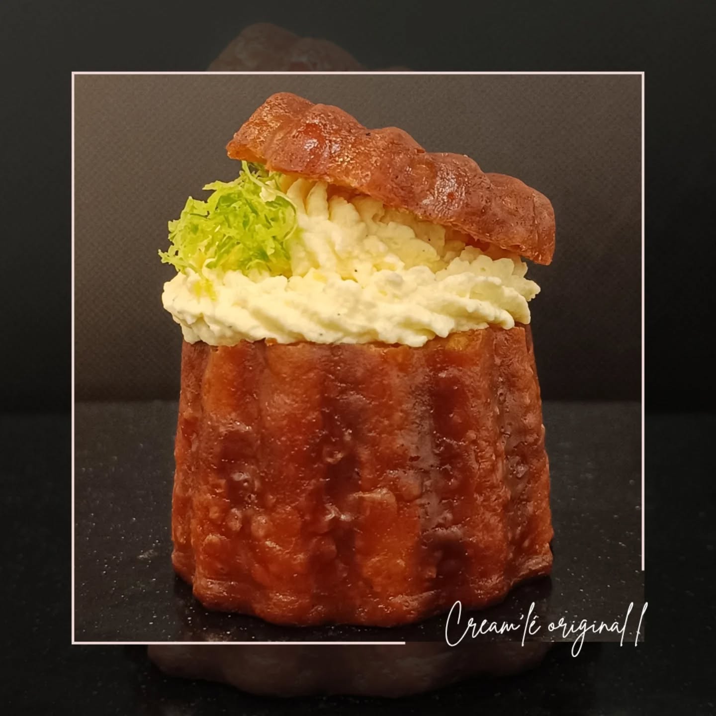 🇯🇵🇫🇷 CREAM'LE ORIGINAL 🇫🇷🇯🇵
Il y a un mois, ce cream'lé du chef @cyrilsannicolas était l'un des plus vendus à #Nagoya avec @carnetgourmand .
Un délicieux cannelé, un fond caramel beurre salé, un crémeux chocolat et citron vert, une crème diplomate.
-
#creamle #cannelé #japon #caramelaubeurresalé #chocolat #citron #cremediplomate #lesartsatable #maisoncreamle