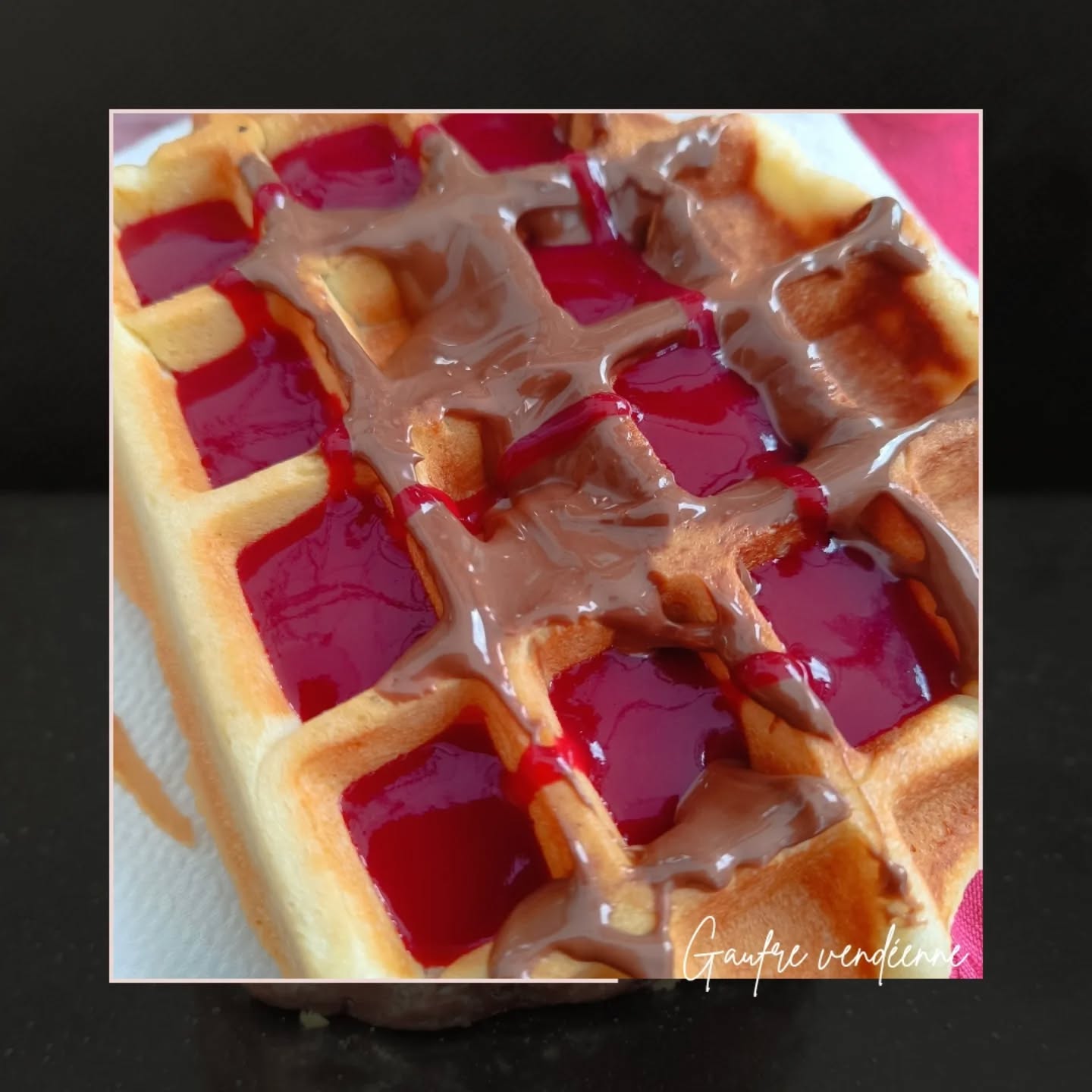 🧇 GAUFFRE VENDÉENNE 🧇
Imaginez une gaufre liégeoise dont la pâte est celle d'une brioche vendéenne et vous obtenez une gauffre vendéenne 😁
Avec un coulis gélifié de framboise et un peu de pâte à tartiner... 😋😋😋
--
#gauffre #gauffreliegoise #vendee #lesartsatable
#saintfulgent