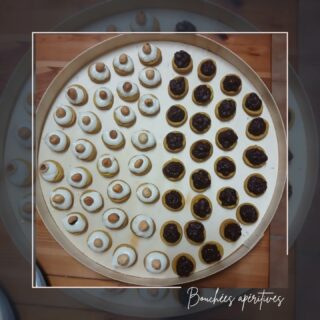 🎄 BOUCHÉES APÉRITIVES 🎄

Pour débuter votre repas de réveillon, quelques mignardises salées :
_ tartelettes betterave et chocolat noir
_ tartelettes crème de chèvre et miel, noisette torréfiée 

-
#bouchee #aperitif #réveillon #lesartsatable #saintfulgent