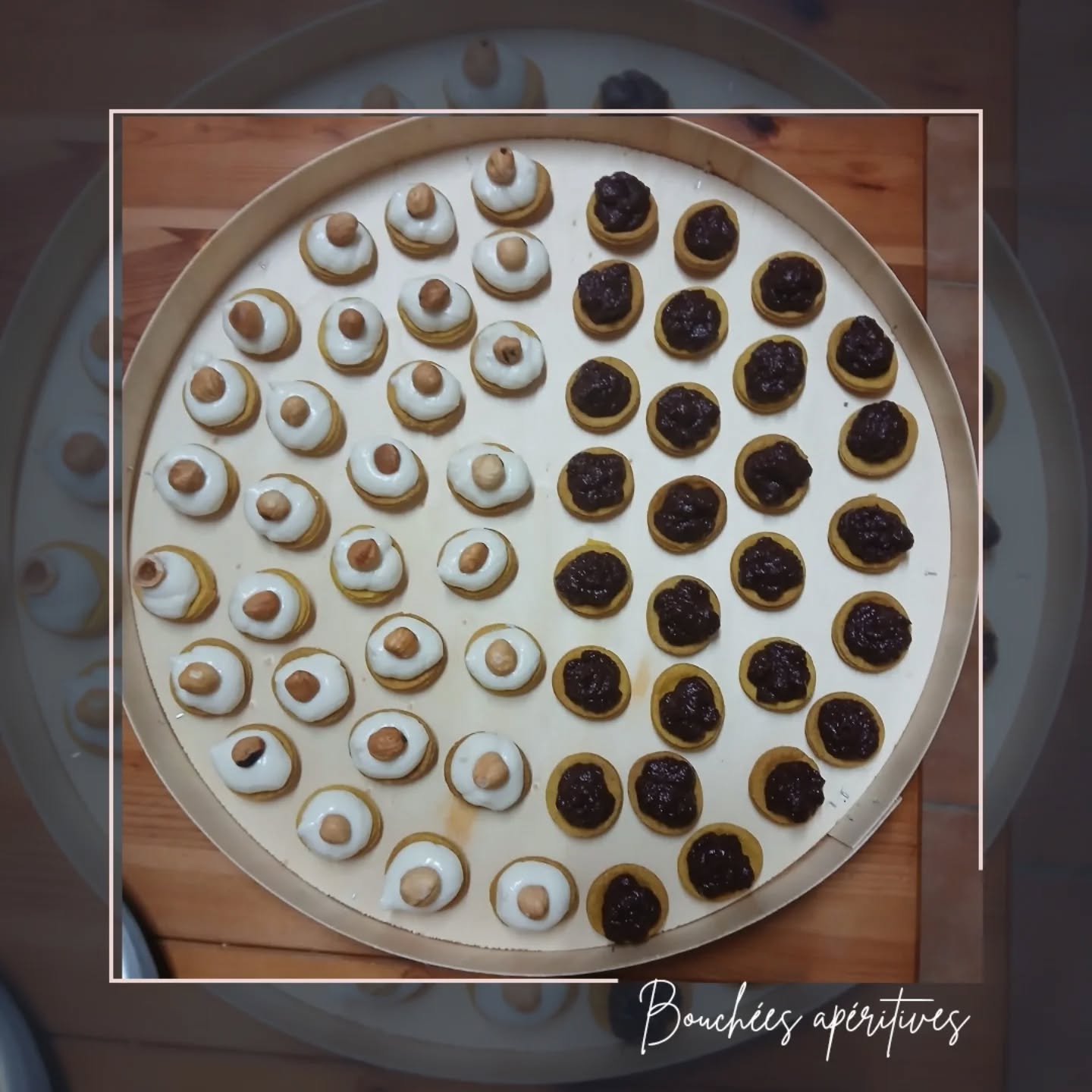 🎄 BOUCHÉES APÉRITIVES 🎄

Pour débuter votre repas de réveillon, quelques mignardises salées :
_ tartelettes betterave et chocolat noir
_ tartelettes crème de chèvre et miel, noisette torréfiée 

-
#bouchee #aperitif #réveillon #lesartsatable #saintfulgent