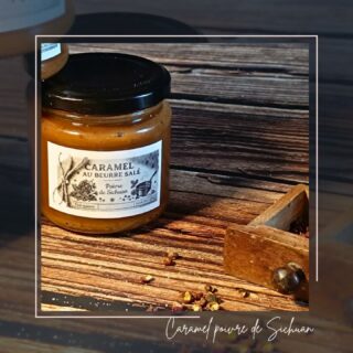 🔥 CARAMEL BEURRE SALÉ & POVRE DE SICHUAN 🔥

Un caramel onctueux qui tient du feu d'artifice. On commence par lancer la fusée avec cette belle douceur qui tapisse la bouche. Puis tout doucement mais sûrement les saveurs du poivre de Sichuan arrivent dans le palais. Rien de piquant, mais une belle puissance aromatique.

-
#poivredesichuan #caramelaubeurresalé #lesartsatable