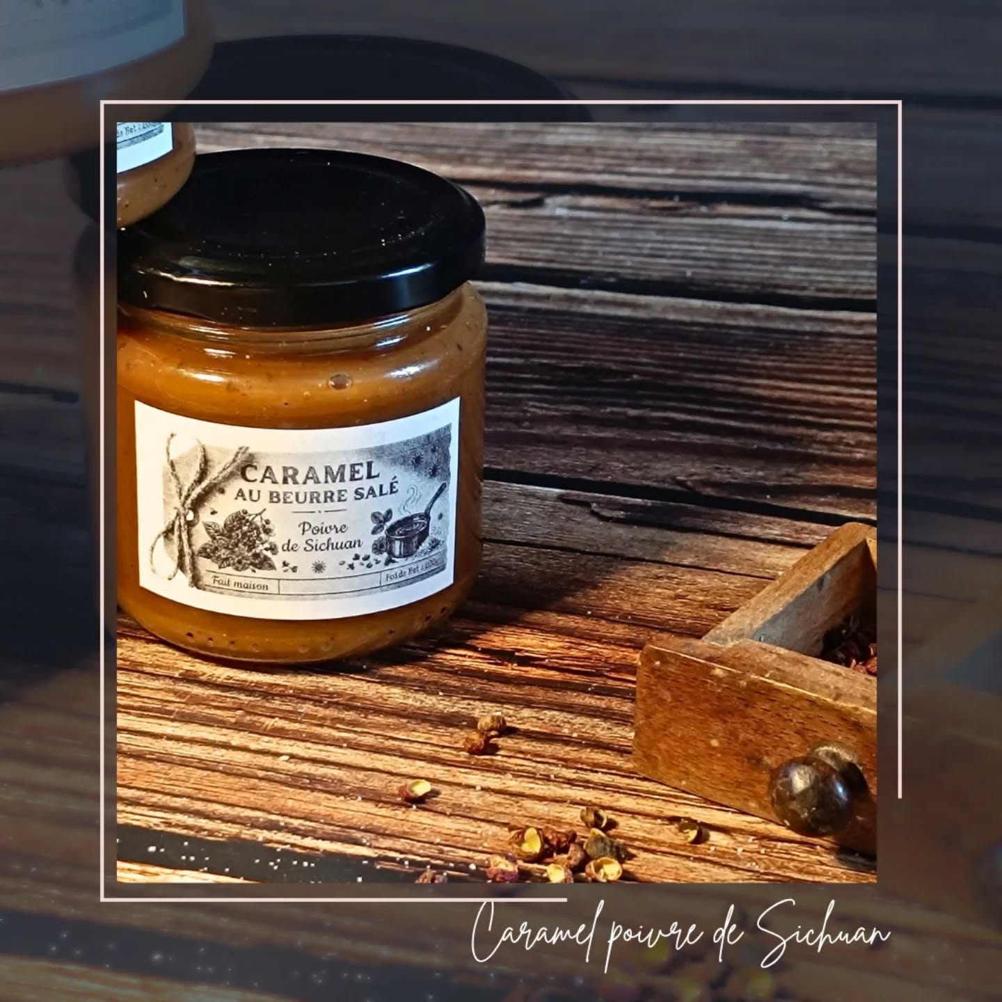 🔥 CARAMEL BEURRE SALÉ & POVRE DE SICHUAN 🔥

Un caramel onctueux qui tient du feu d'artifice. On commence par lancer la fusée avec cette belle douceur qui tapisse la bouche. Puis tout doucement mais sûrement les saveurs du poivre de Sichuan arrivent dans le palais. Rien de piquant, mais une belle puissance aromatique.

-
#poivredesichuan #caramelaubeurresalé #lesartsatable